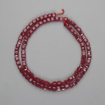 Бусины Рубин (корунд) граненый кубик 4х4 мм &plusmn; L-38 см &plusmn; на нити 48952 фото